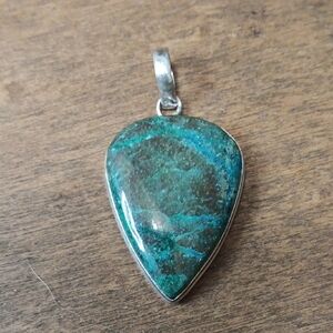 Elegant Silver and Green Pendant Necklace